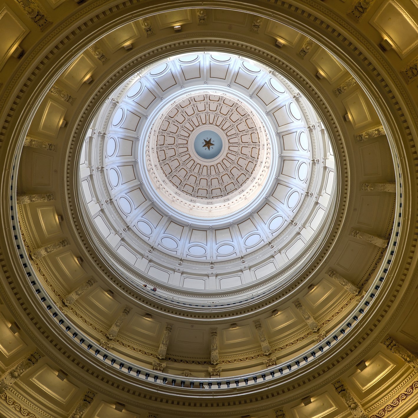 Capitol Chemistry with Mia